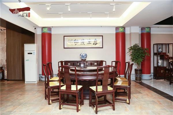 这方餐桌装下了秋日所有暖食光PG电子麻将胡了2一品居红木(图1)